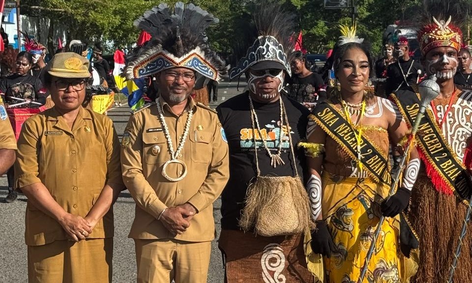 Plt Kepala DPMPTSP Biak Numfor Dampingi Wakil Bupati pada Lomba Drumband